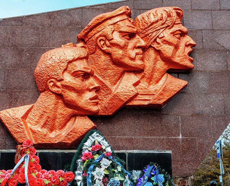 Памятный знак на месте высадки Евпаторийского десанта
