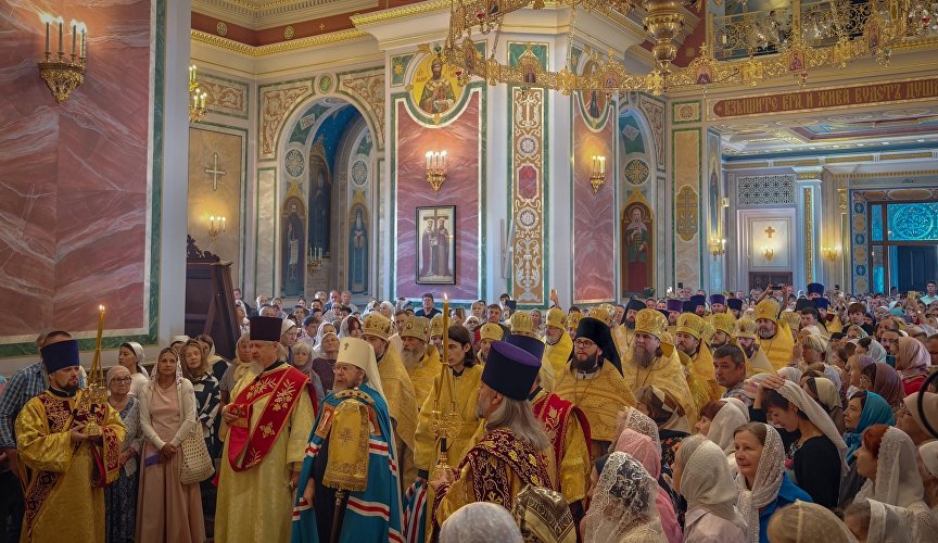 Праздничная божественная литургия в Александро-Невском соборе