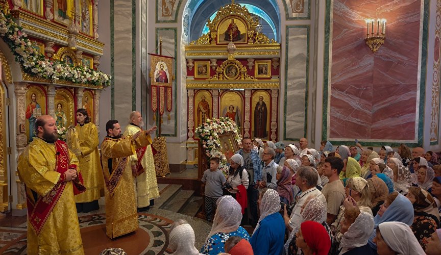 Праздничная божественная литургия в Александро-Невском соборе
