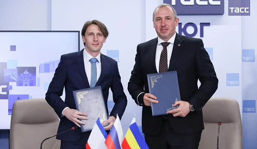 Министр курортов и туризма Крыма Сергей Ганзий и министр экономического развития Ростовской области Павел Павлов на подписании соглашения о сотрудничестве регионов в сфере туризма
