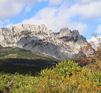 Ветер, осеннее тепло и немного дождя: прогноз погоды на выходные в Крыму