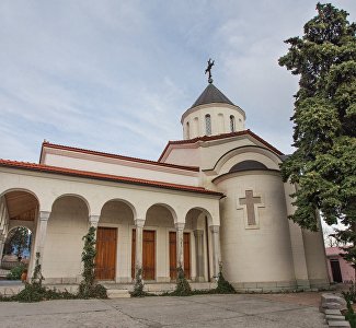 Императорская церковь, чудо-источник в горах и праздник в честь венчальной иконы князя Владимира: паломнические поездки октября в Крыму