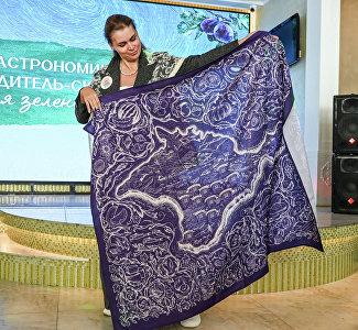 «В Крыму ЕСТЬ!»: в Симферополе презентовали скатерть-путеводитель с QR-кодом