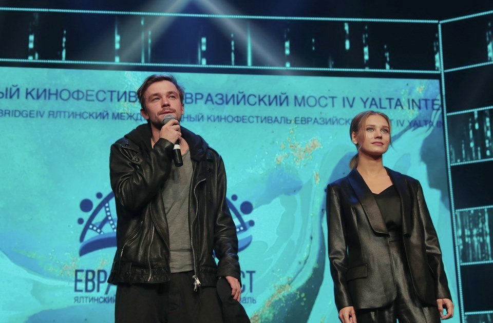 Александр Петров и Кристина Асмус на церемонии открытия кинофестиваля &amp;laquo;Евразийский мост&amp;raquo; в Ялте