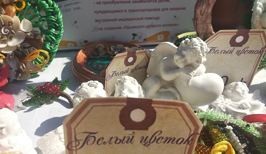 Сувениры на ярмарке акции «Белый цветок»