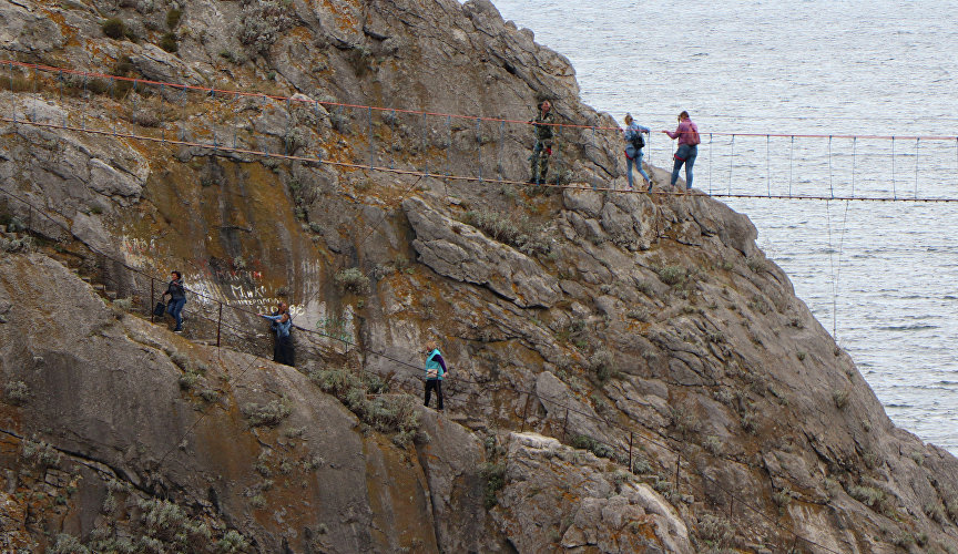 Туристы на скале Дива