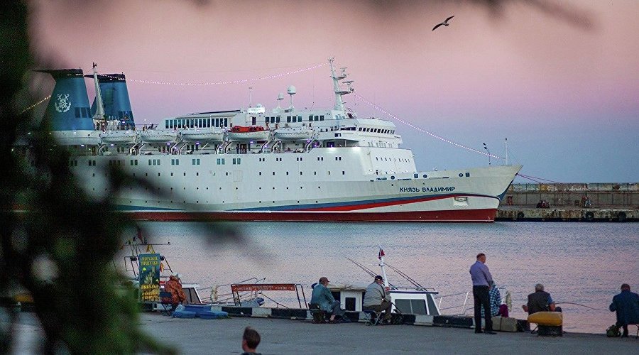 Лайнер «Князь Владимир» в порту Ялты в октябре