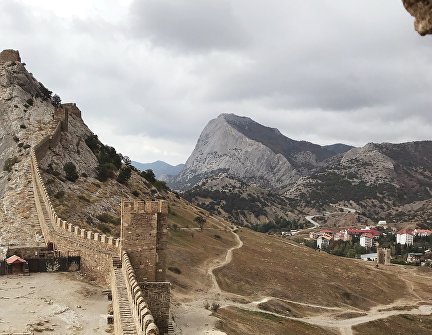 Вид на гору Сокол с Генуэзской крепости
