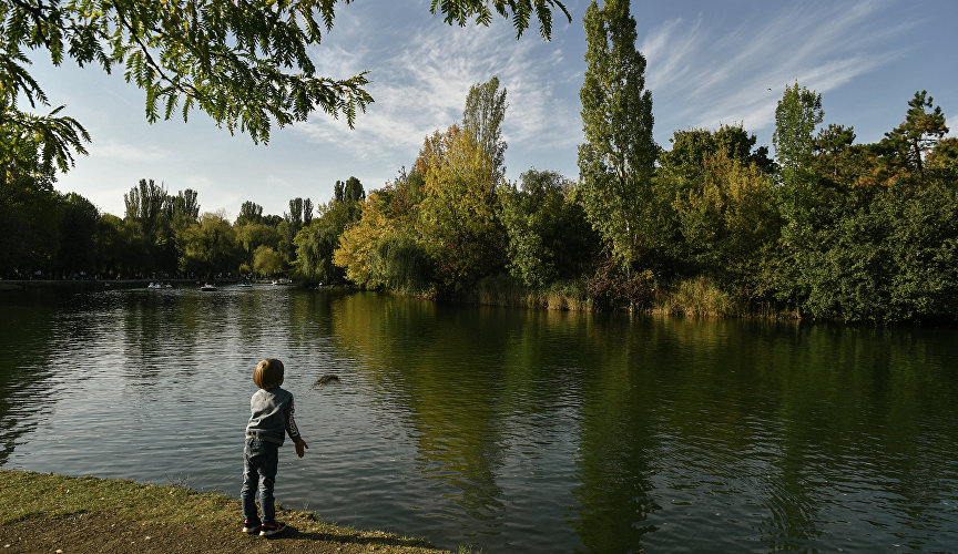 Мальчик у пруда в парке им. Гагарина