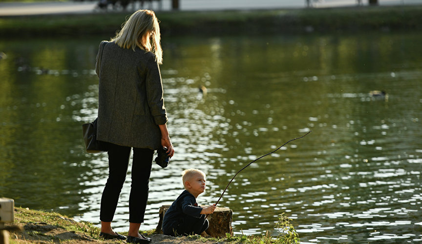 Женщина с ребенком в парке им. Гагарина