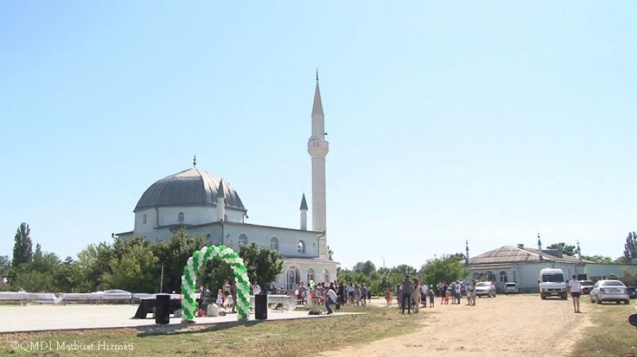 Празднование ораза-байрам в мечети в Саках
