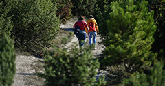 Женщины на прогулке в крымских горах