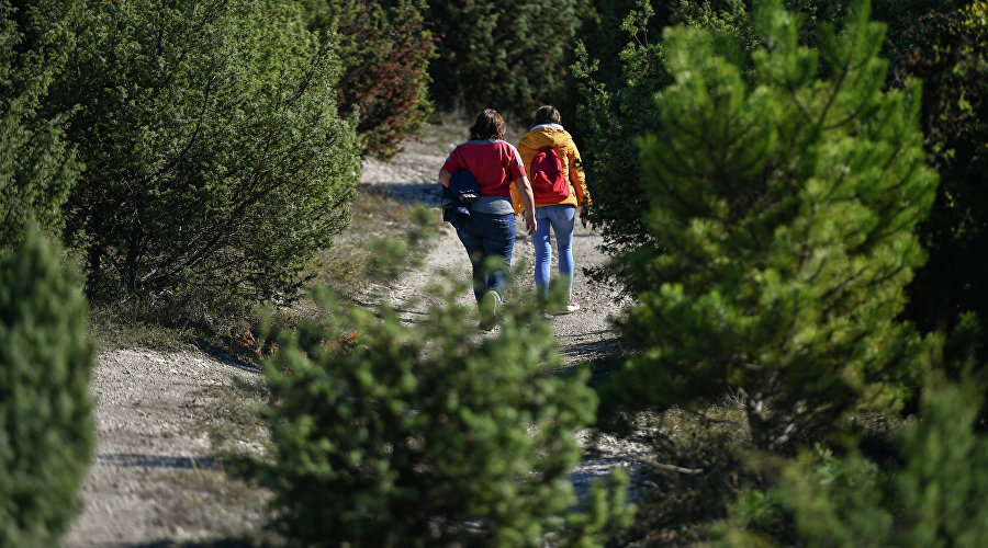 Женщины на прогулке в крымских горах