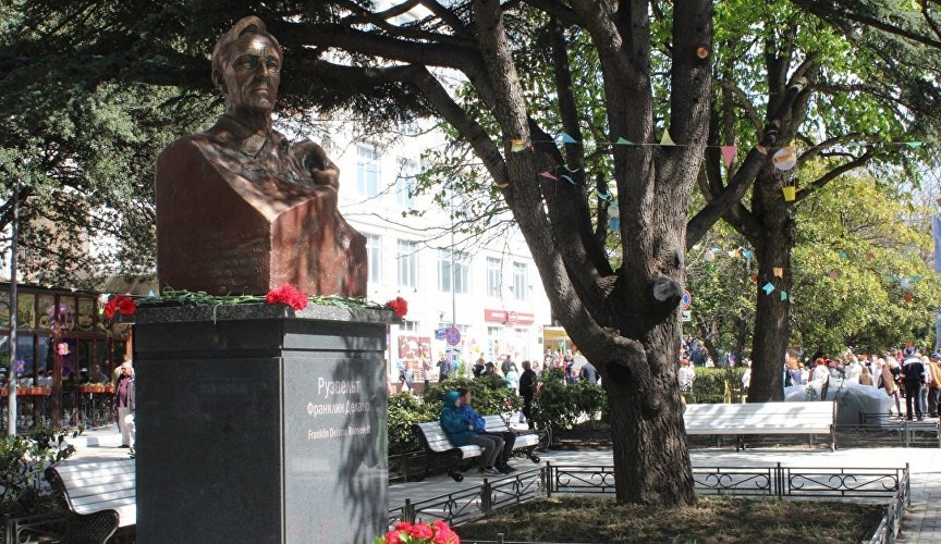 Памятник Франклину Рузвельту в Ялте
