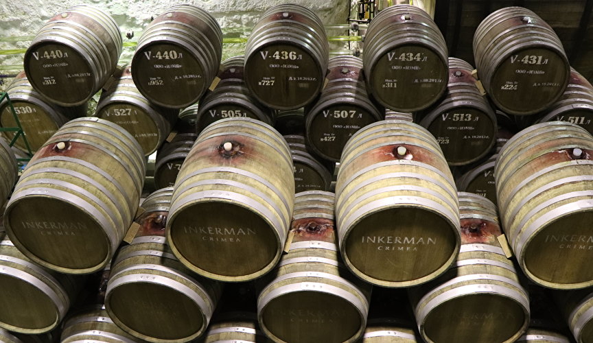 Бочки в винном подвале завода марочных вин INKERMAN