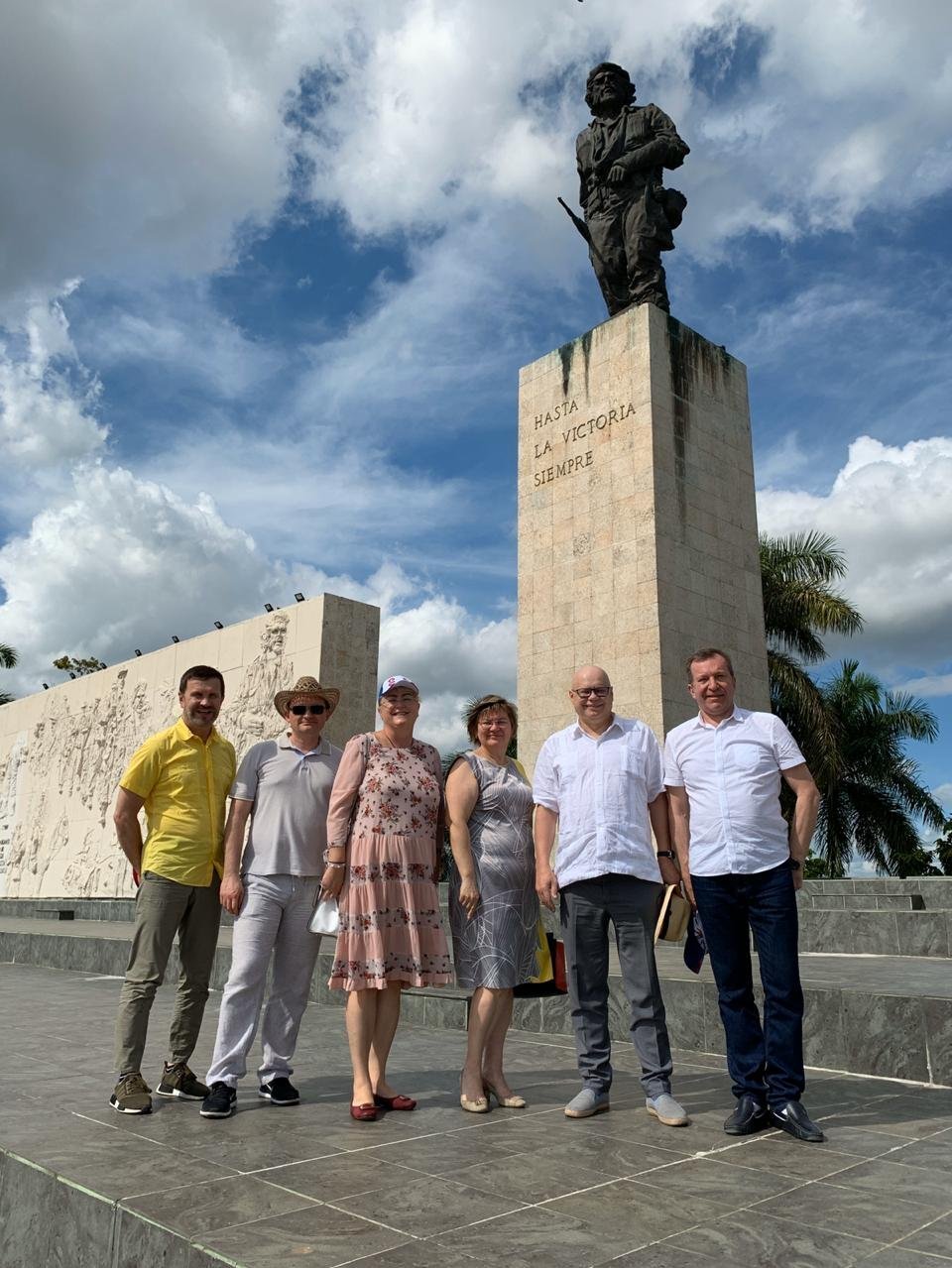 Российская делегация у мемориала Че Геваре