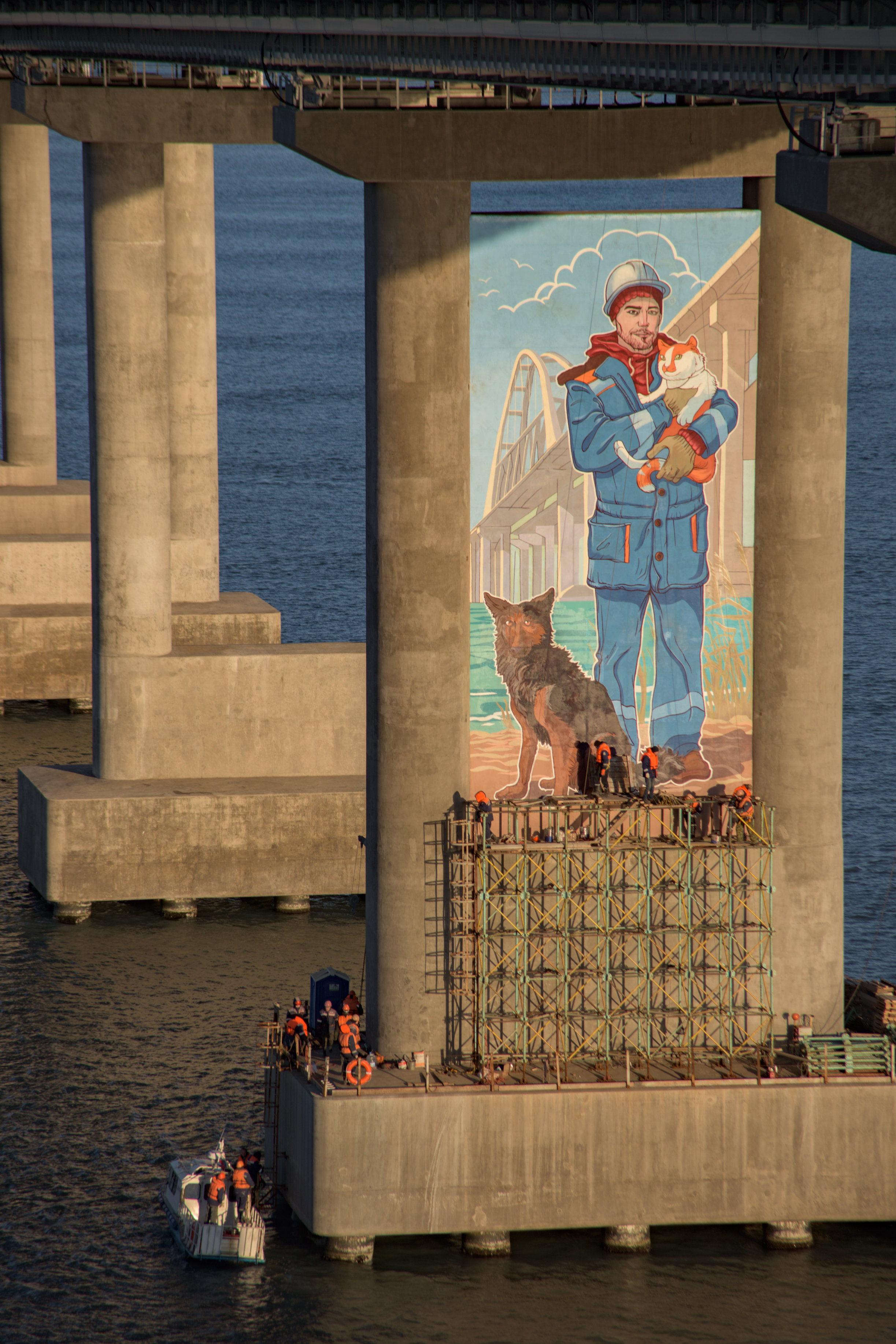 Изображение строителя на опоре Крымского моста