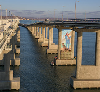Такие разные строители: на Крымском мосту появился 20-метровый рисунок