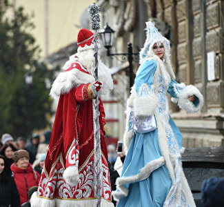 Дед Мороз-великан и «живые статуи»: фото предновогоднего парада в Евпатории