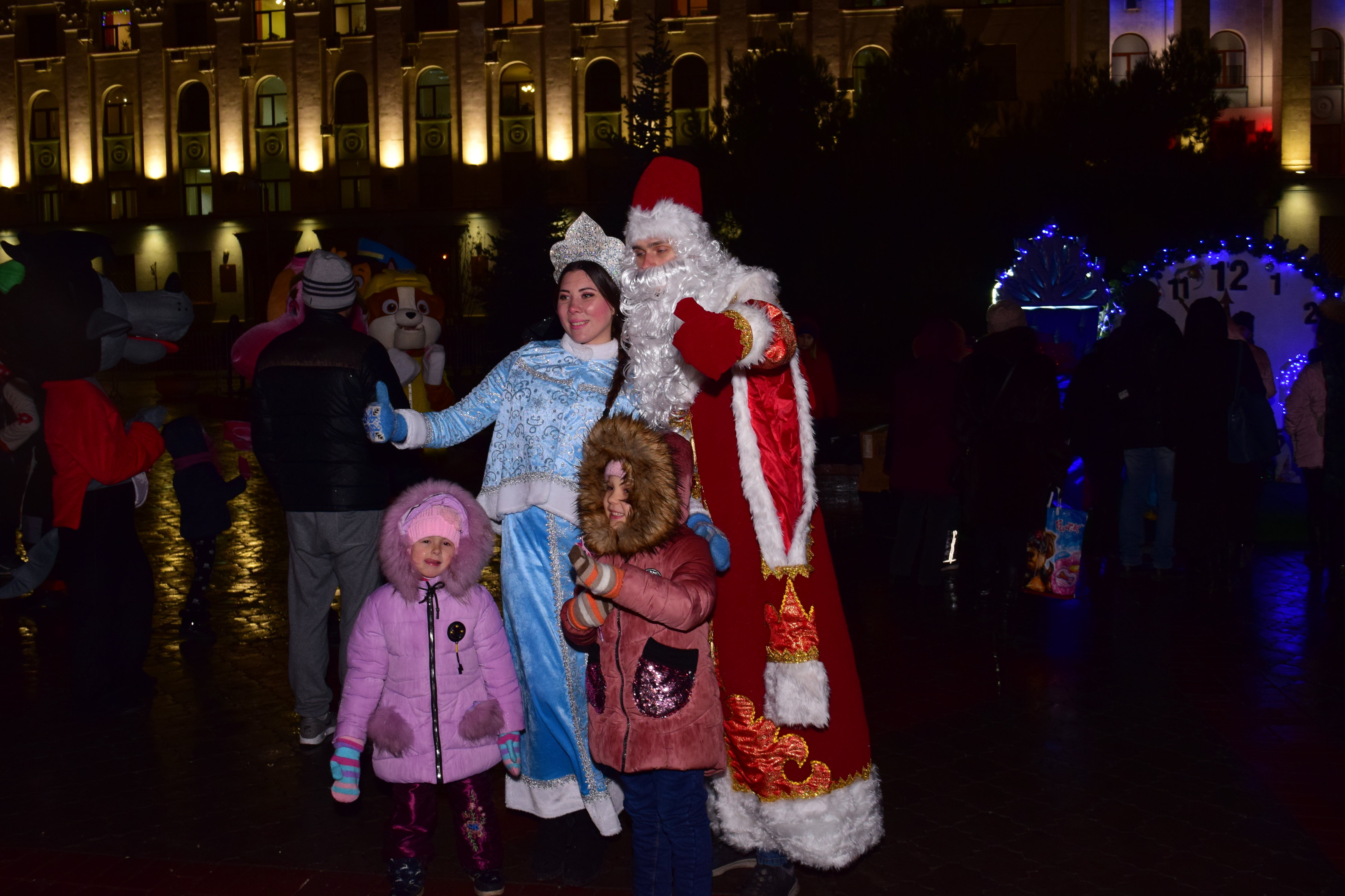 Дети фотографируются с Дедом Морозом и Снегурочкой в Симферополе