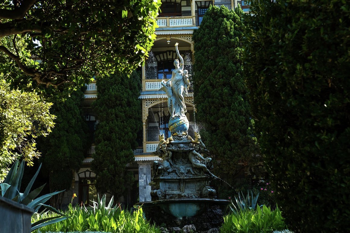 Фонтан &laquo;Богиня ночи&raquo; в парке санатория &laquo;Гурзуфский&raquo; 