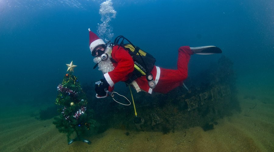 Дед Мороз с ёлкой под водой