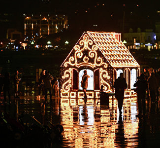 Утопающая в огнях: в Ялте одновременно зажгли всю новогоднюю иллюминацию