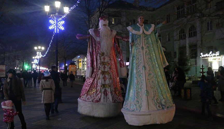 Парад Дедов Морозов и Снегурочек в Керчи
