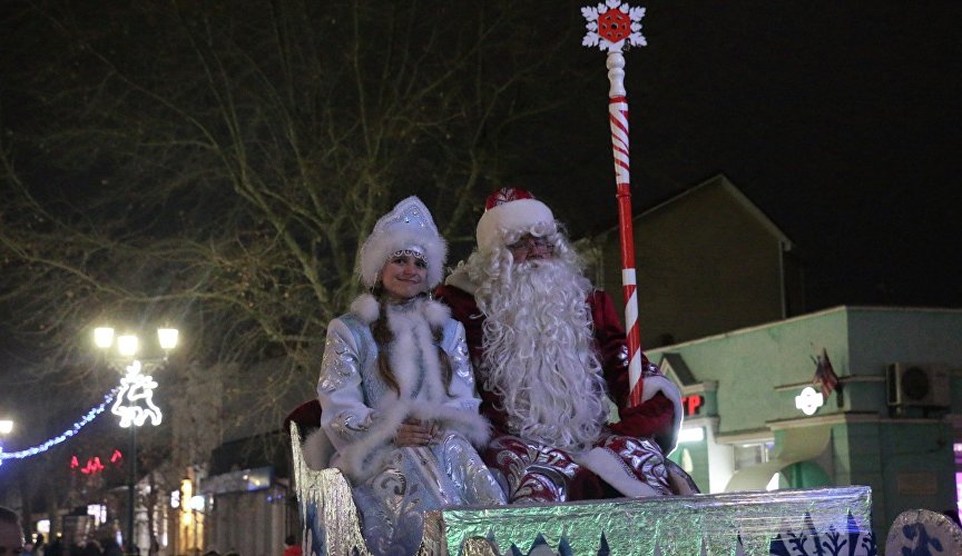 Парад Дедов Морозов и Снегурочек в Керчи