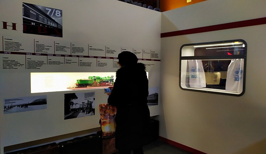 Выставка, посвященная запуску поезда в Крым
