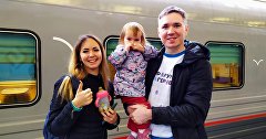 Семья Бардовских возле поезда