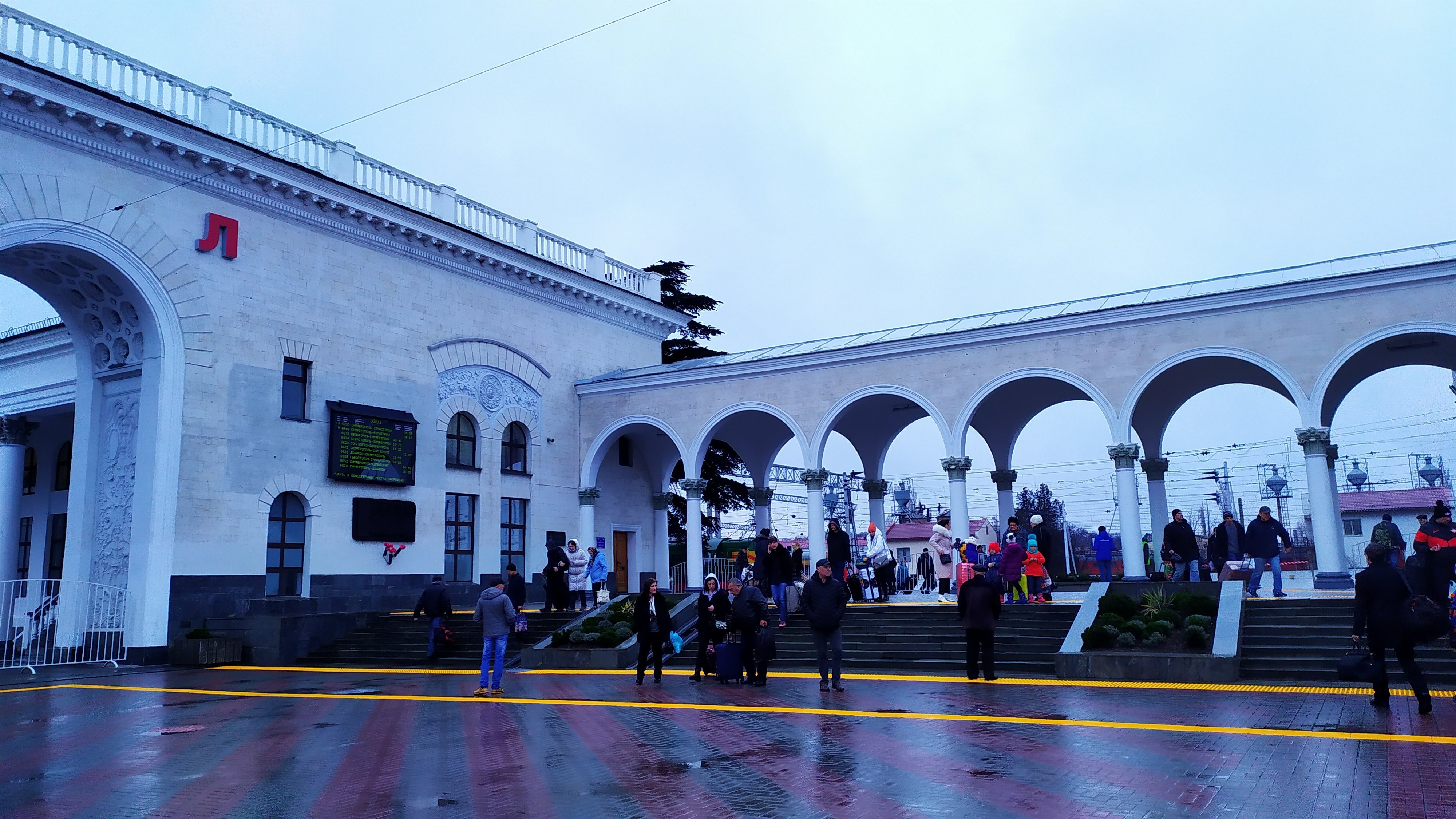 Люди на железнодорожном вокзале в Симферополе