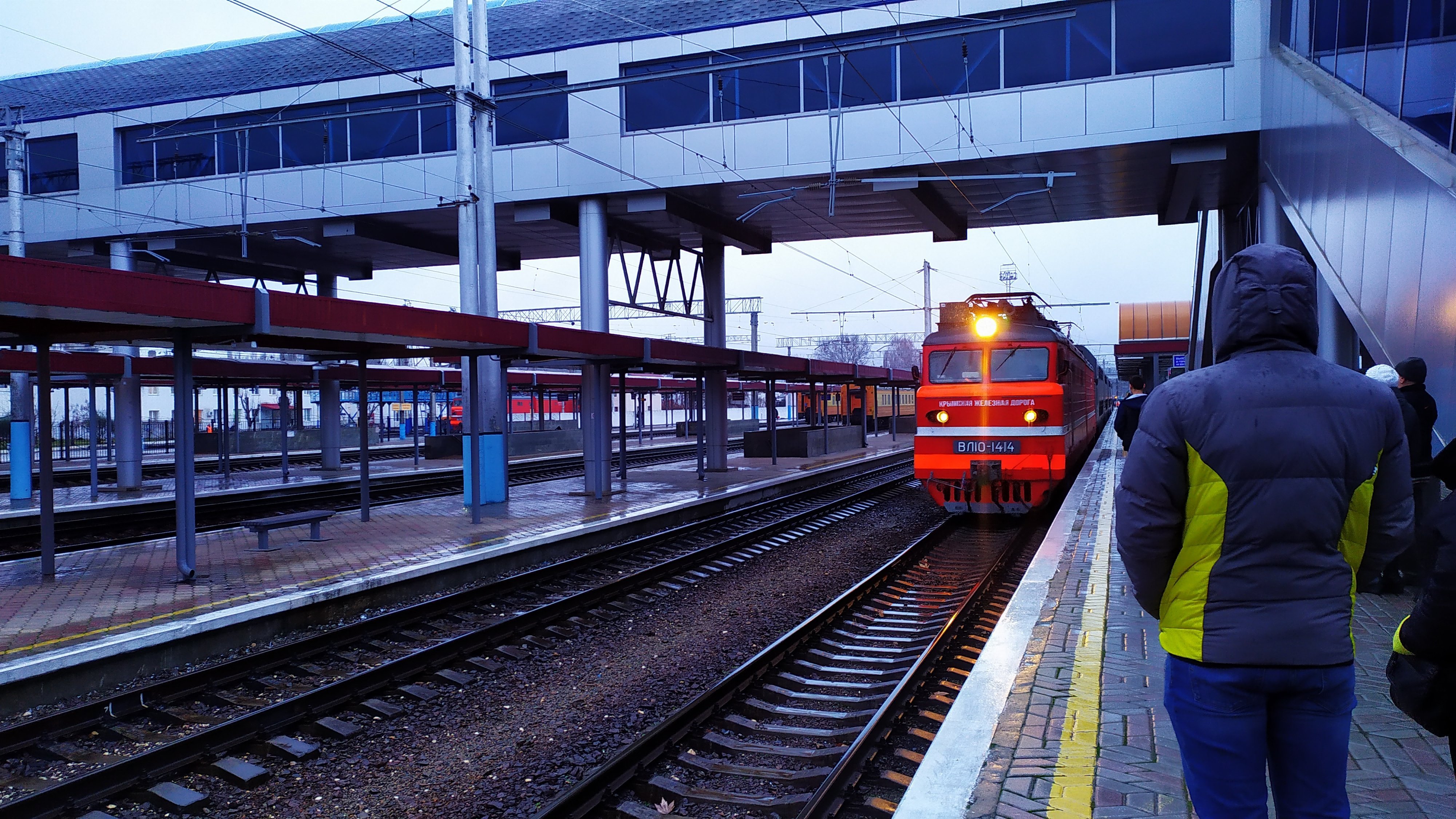 Поезд на железнодорожном вокзале Симферополя
