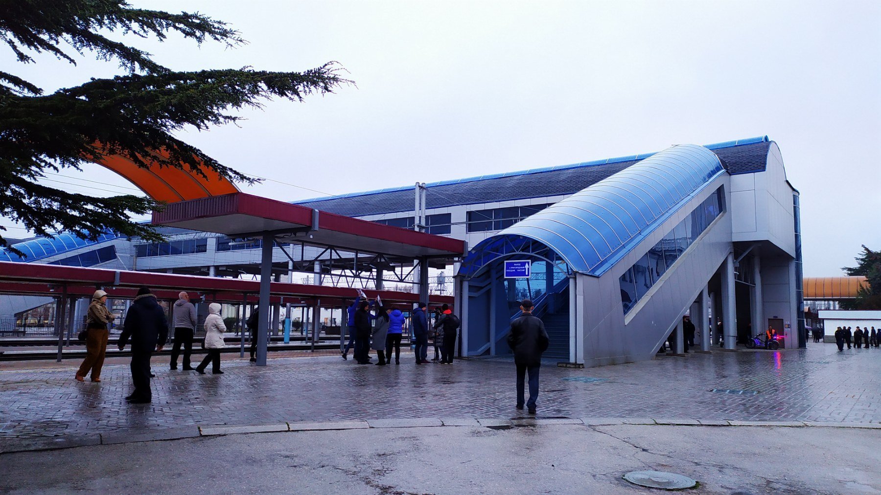 Надземный пешеходный переход на вокзале Симферополя