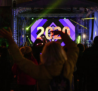 Танцы, улыбки, селфи: яркие фото встречи Нового года в Крыму