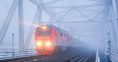 Поезд «Таврия» на Крымском мосту