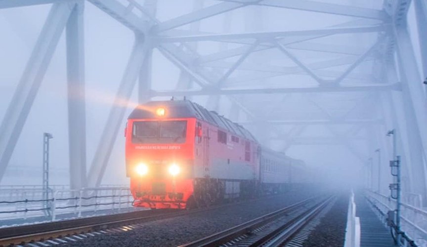 Поезд «Таврия» на Крымском мосту