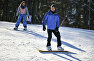 Люди катаются на сноуборде