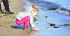 Ребенок на берегу моря