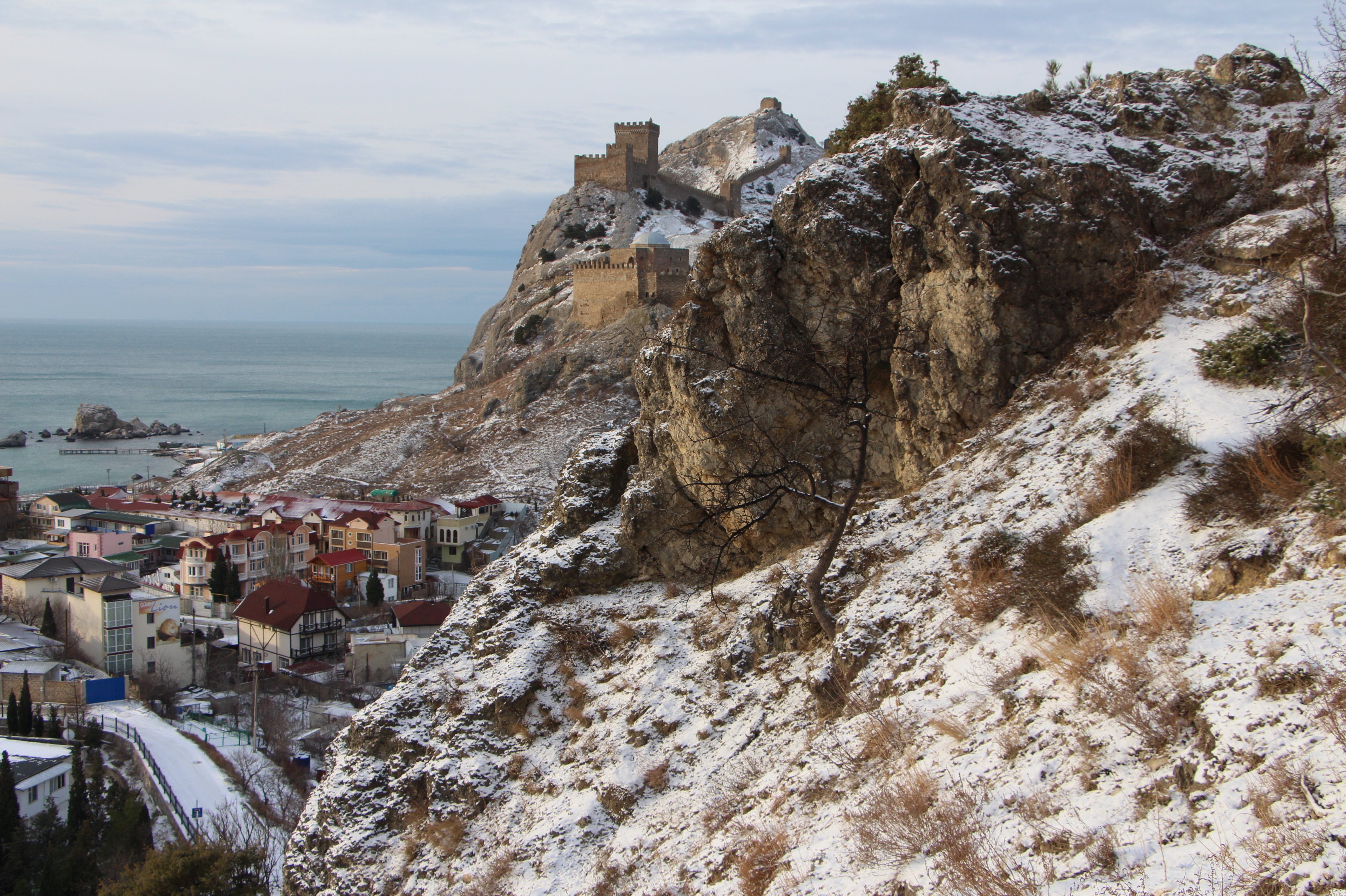 Генуэзская крепость зимой