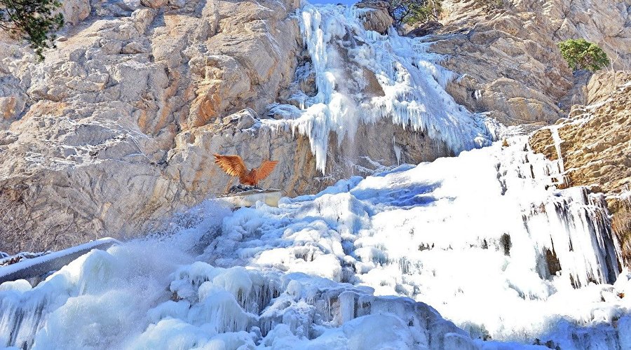 Замёрзший водопад Учан-Су