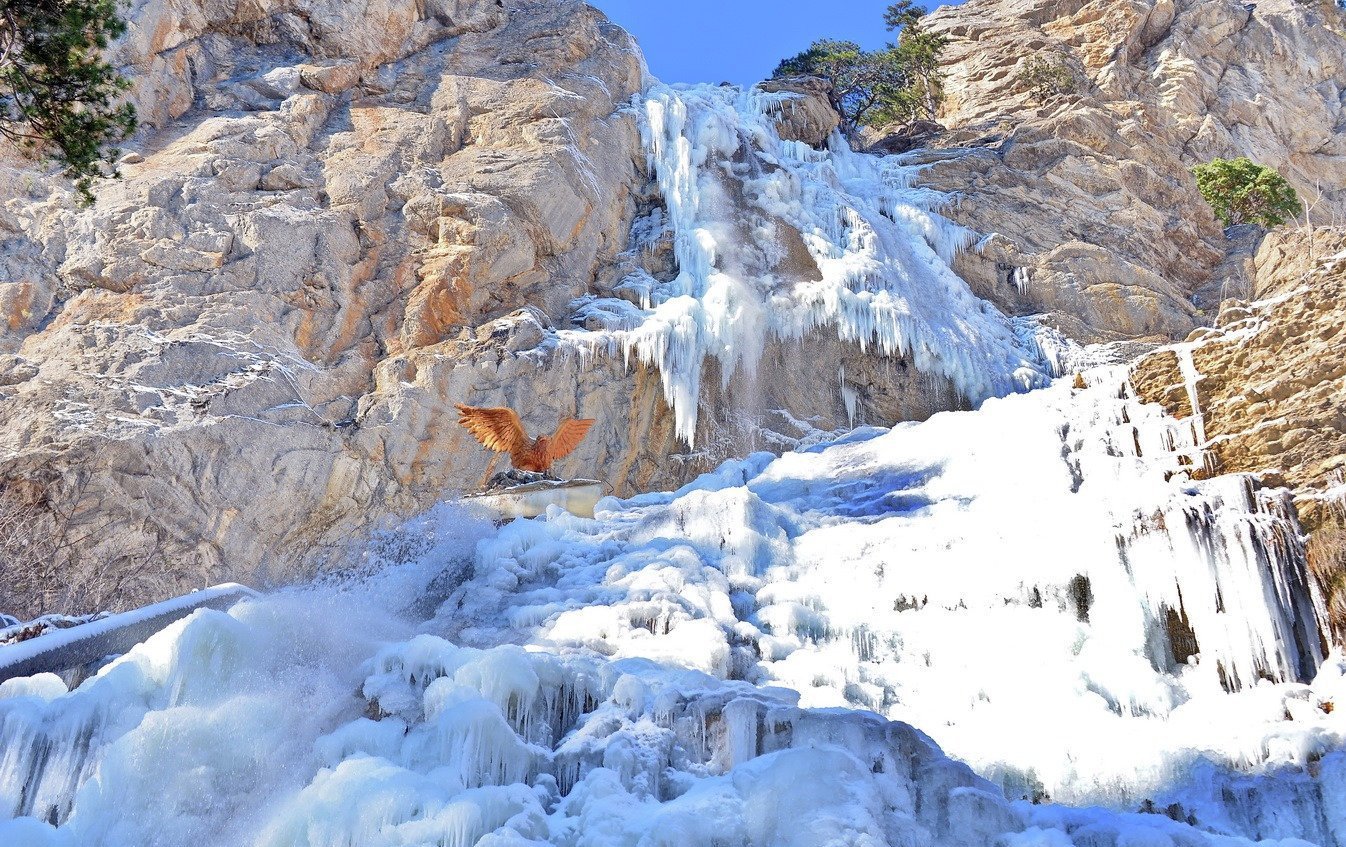 Замёрзший водопад Учан-Су