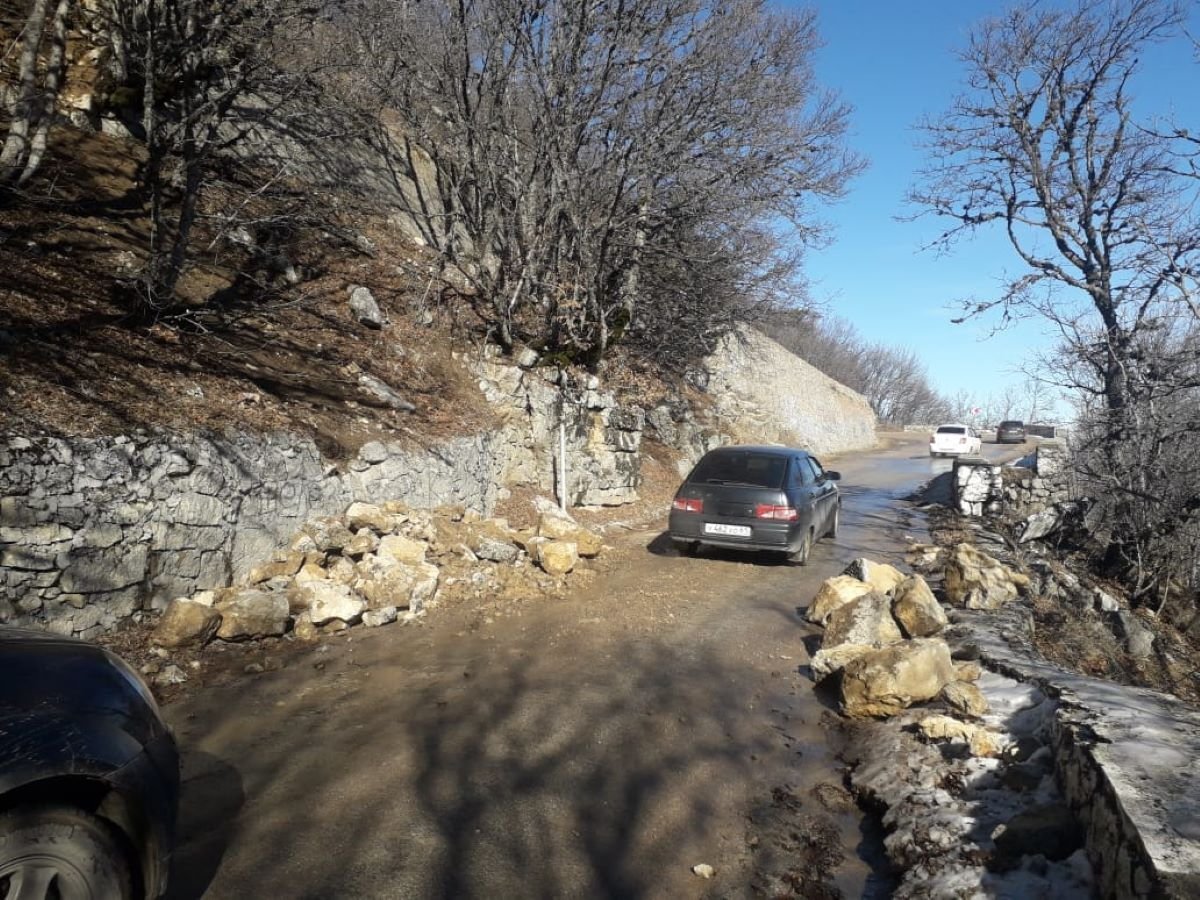 Частичное обрушение подпорной стены на трассе Ялта - Ай-Петри