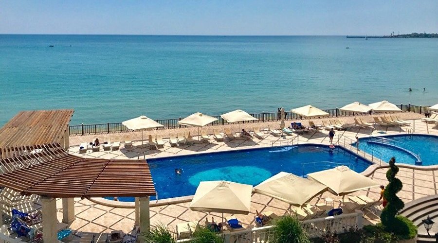 Пляж и бассейн отеля Ribera Resort & SPA
