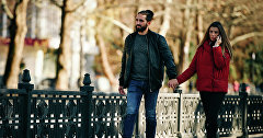 Пара гуляет по набережной Салгира