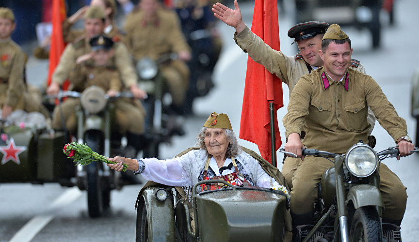 Участники военного парада, посвященного 73-й годовщине Победы в Великой Отечественной войне в Севастополе