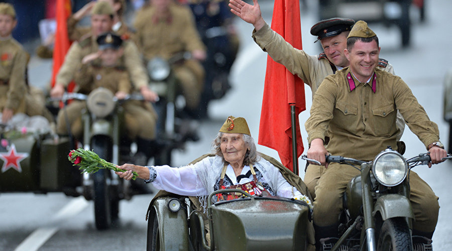 Участники военного парада, посвященного Победе в Великой Отечественной войне