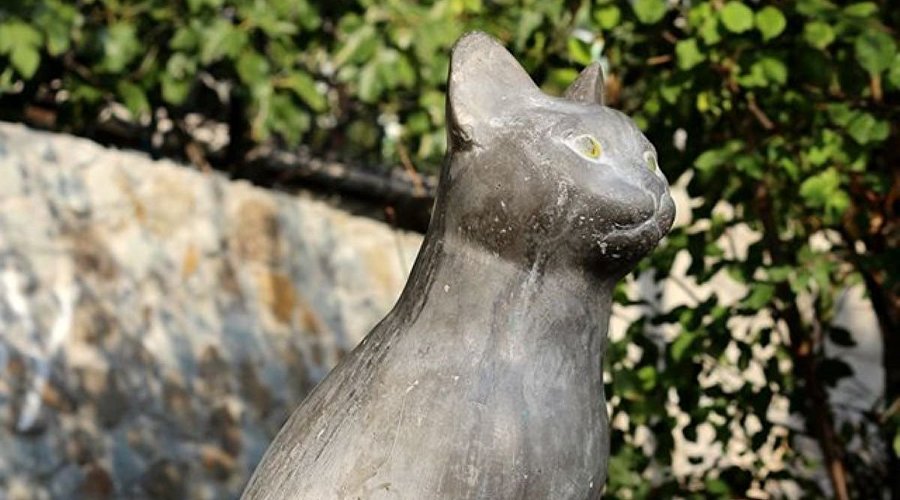 Скульптура кошки Пенелопы в Гурзуфе Скульптура кошки Пенелопы в Гурзуфе