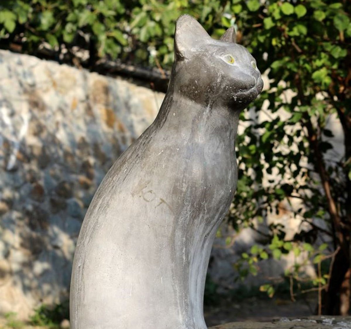 Скульптура кошки Пенелопы в Гурзуфе