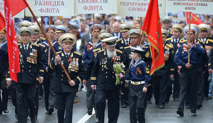 Участники военного парада, посвященного 73-й годовщине Победы в Великой Отечественной войне в Севастополе 